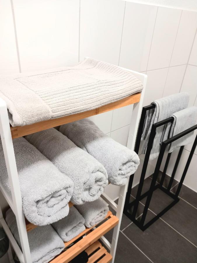 City Apartment Duisburg 2#Netflix &Wlan &Kingsize Bett & Kaffee Maschine & Central & 500M Innenhafen & 2 Min U Bahn Bagian luar foto