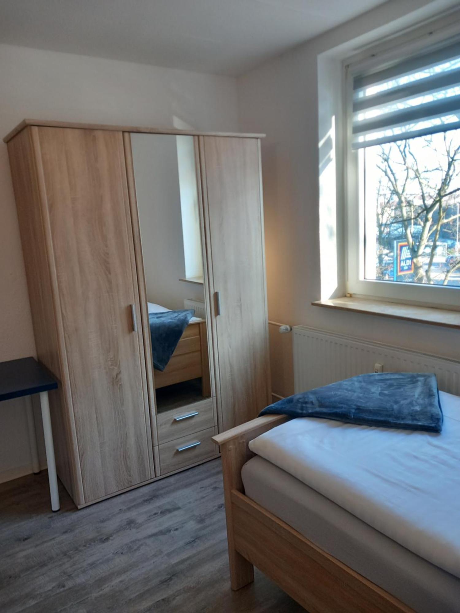 City Apartment Duisburg 2#Netflix &Wlan &Kingsize Bett & Kaffee Maschine & Central & 500M Innenhafen & 2 Min U Bahn Bagian luar foto